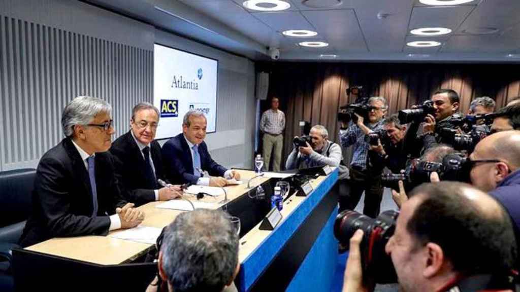 El presidente de ACS, Florentino Pérez (c); el consejero delegado de Atlantia, Giovanni Castelluci (i), y el presidente de Hochtief y Abertis, Marcelino Fernández Verdes (d) / EFE