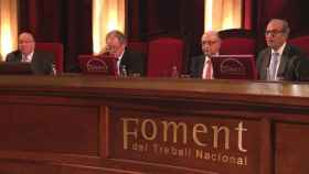 Cristóbal Montoro (2d), ministro de Hacienda, en la asamblea de Foment del Treball junto al presidente de la patronal, Joaquim Gay de Montellà (d), el responsable de Economía, Salvador Guillermo (i) y el de Finanzas, Alfons Vilà (2i) / CG