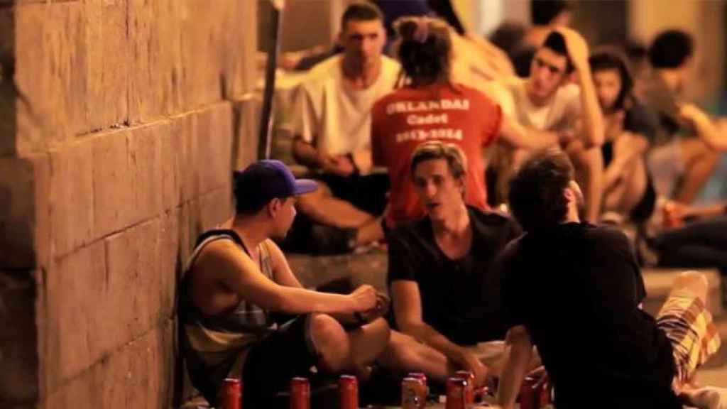 Jóvenes haciendo botellón en una plaza de la ciudad de Barcelona / CG