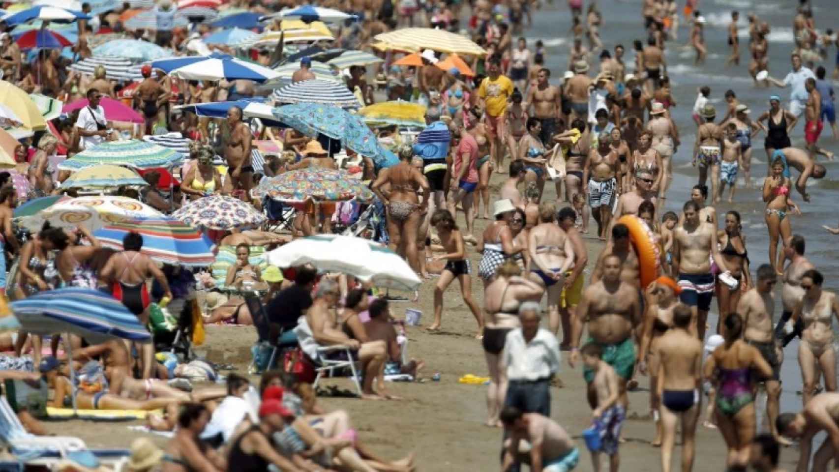 Turistas en una playa de la costa española en una imagen de archivo / EFE