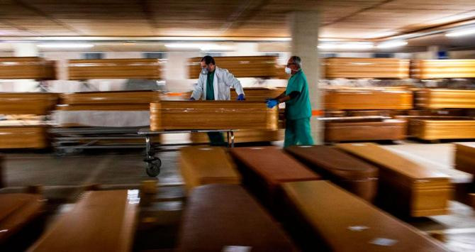 Serveis Funeraris de Barcelona (Sfb) aguantó la pandemia y, además, montó un depósito propio de ataúdes, inversión que pagó de su bolsillo / EFE