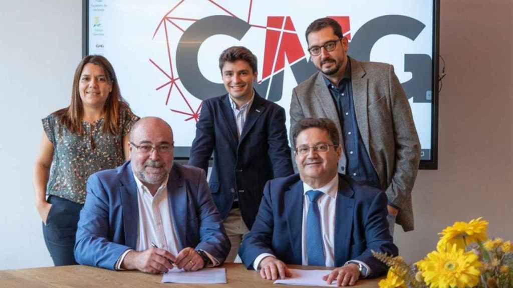 Imagen de la firma de la alianza empresarial entre 'Atlántico Hoy' y Global Media Group. De izquierda a derecha, Laura Jiménez, Rafael Clavijo e Igor Marín. Sentados, Xavier Salvador y Corviniano Clavijo / LENA PRIETO