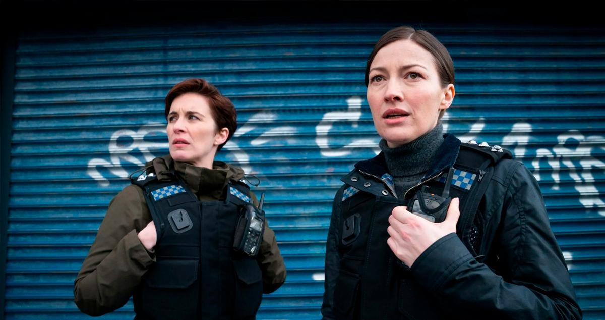 Dos protagonistas de la serie de la BBC sobre la policía británica / AMAZON