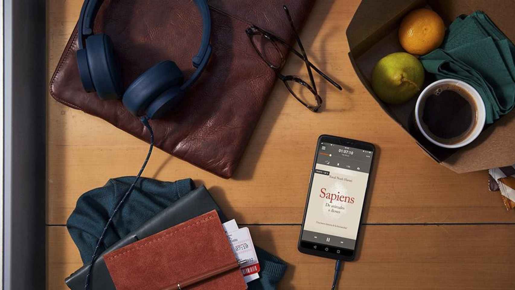 Móvil reproduciendo audiolibros / STORYTEL