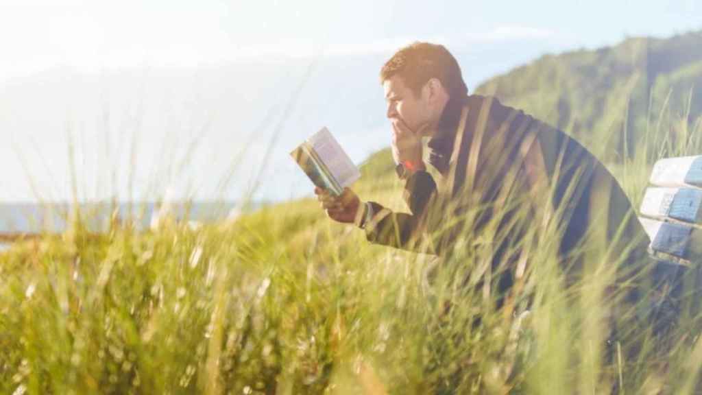 Joven leyendo atentamente uno de los libros de autoayuda / Ben White en UNSPLASH