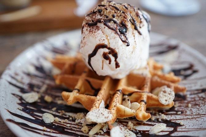 Un waffle con helado / Jusminmari EN PIXABAY