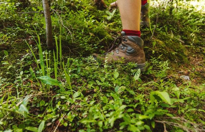 Unas buenas botas de montaña para hacer el Camino de Santiago / Holly Mandarich en UNSPLASH