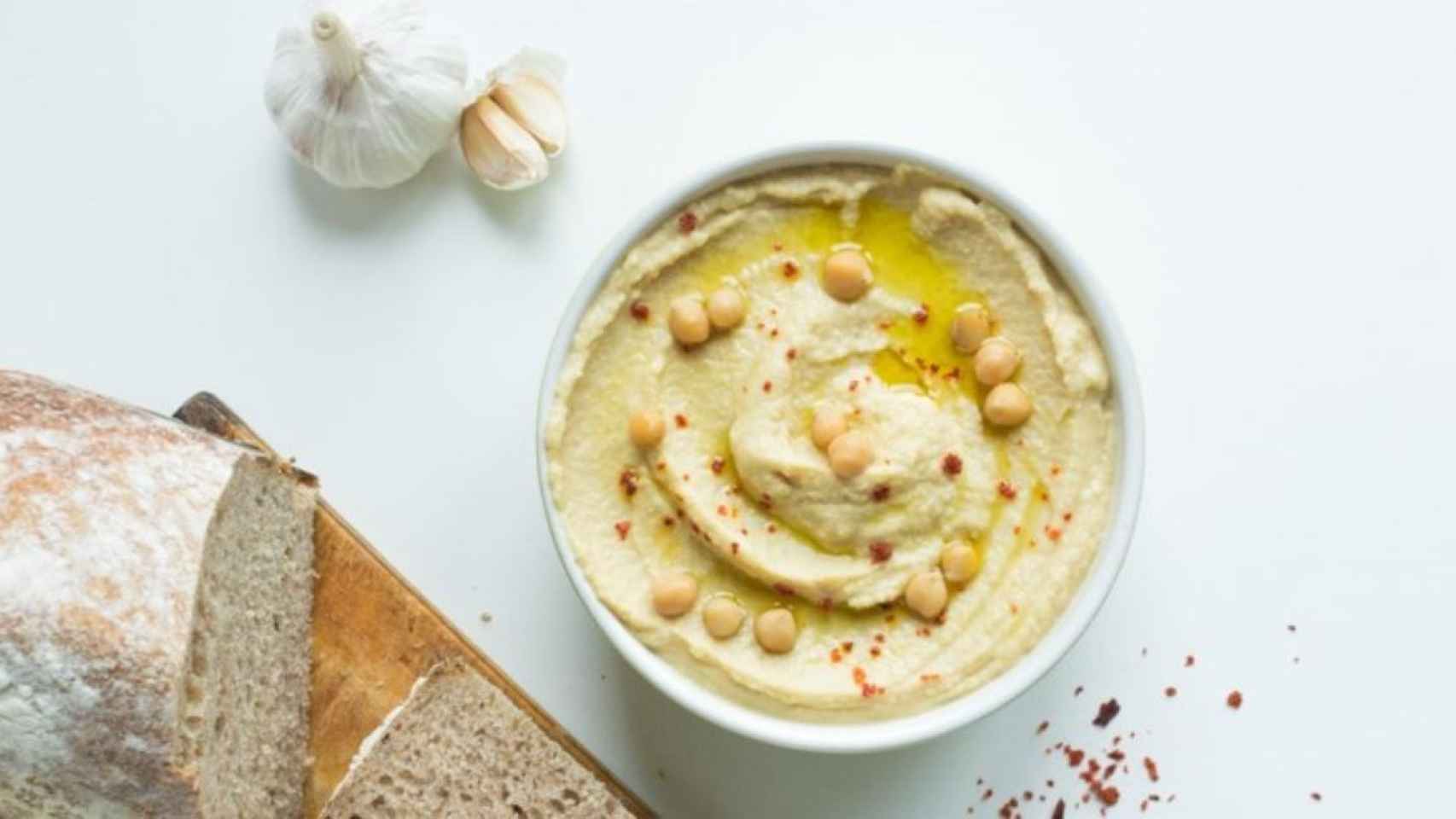 Recipiente con la receta clásica de hummus / Nicholas Barbaros en UNSPLASH