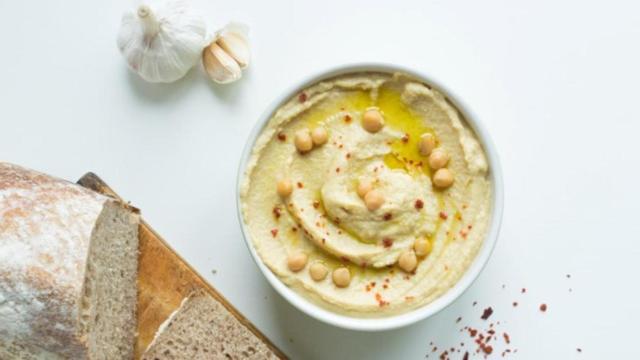 Recipiente con la receta clásica de hummus / Nicholas Barbaros en UNSPLASH