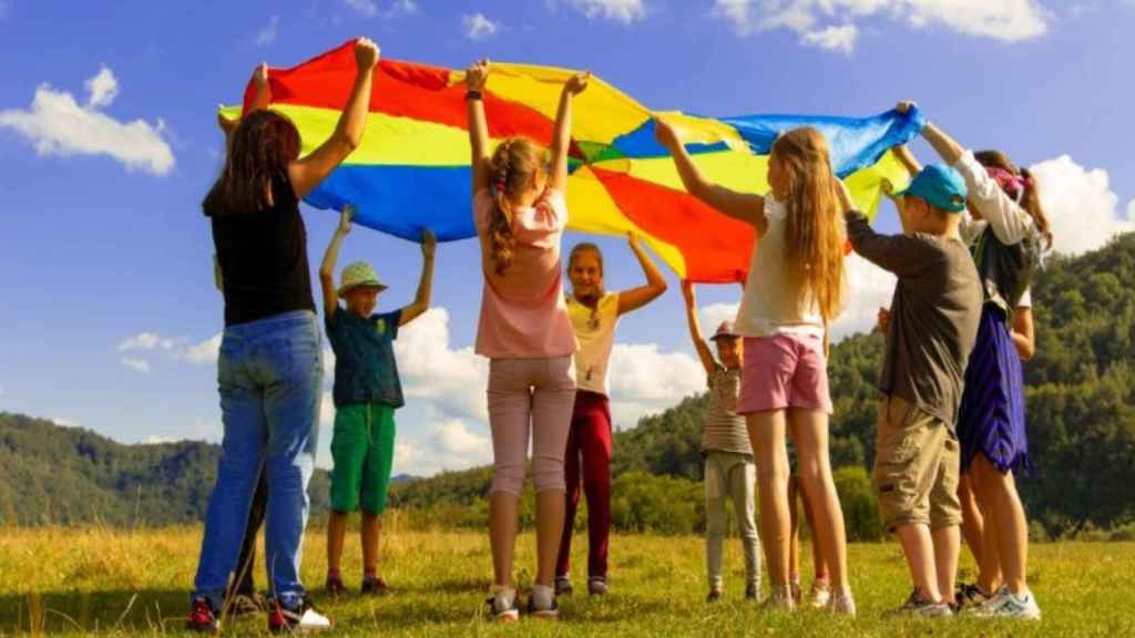 Niños en un campamento de verano / Artem Kniaz en UNSPLASH