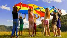 Niños en un campamento de verano / Artem Kniaz en UNSPLASH