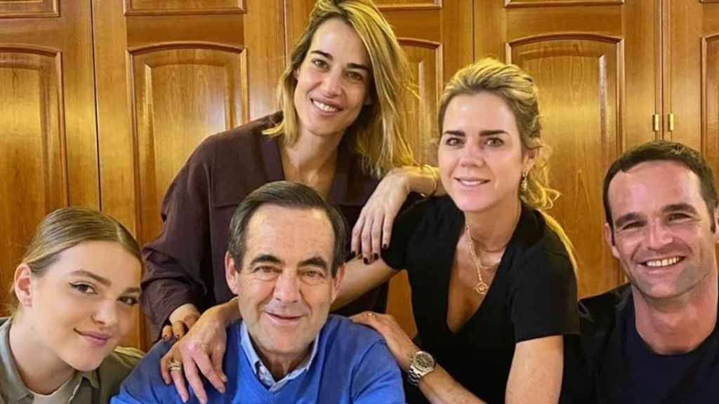 José Bono posa junto a sus cuatro hijos /INSTAGRAM