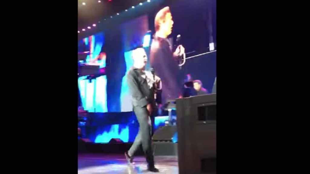 Una foto mientras Luis Miguel cubre sus partes para disimular su erección