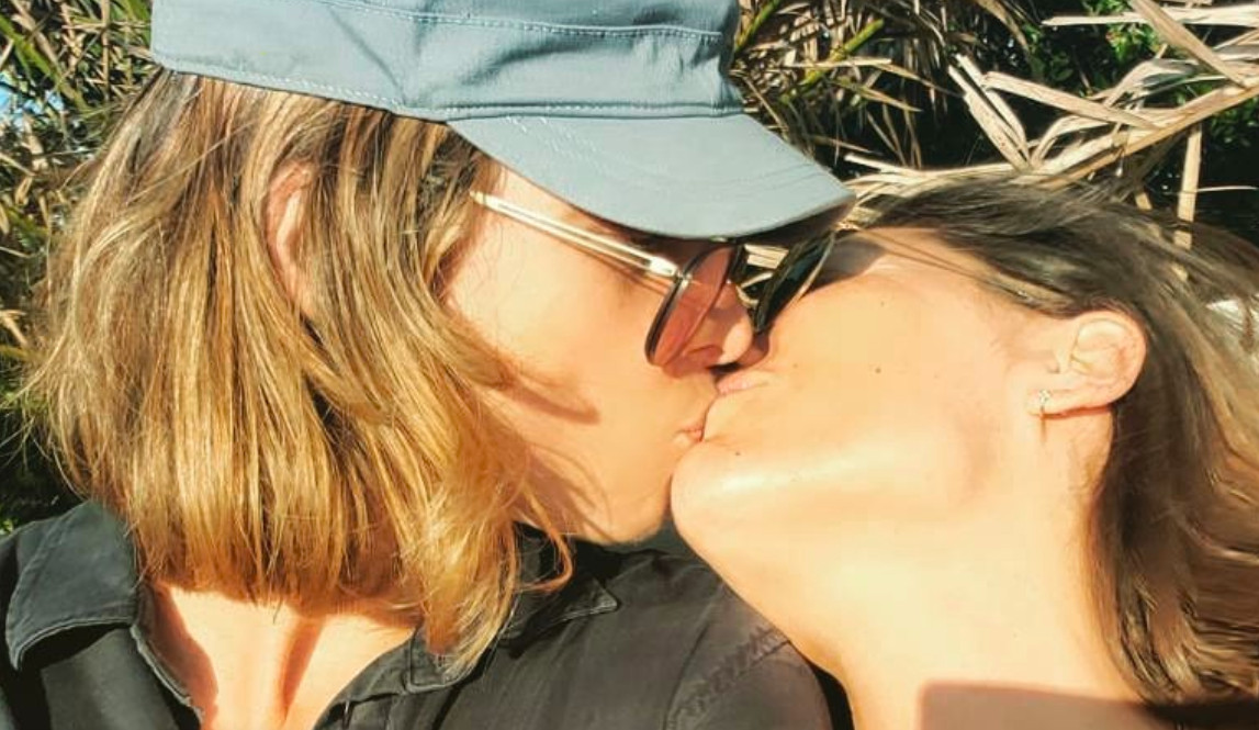 Sandra Barneda y Nagore Robles se dan un apasionado beso durante sus últimas vacaciones / INSTAGRAM