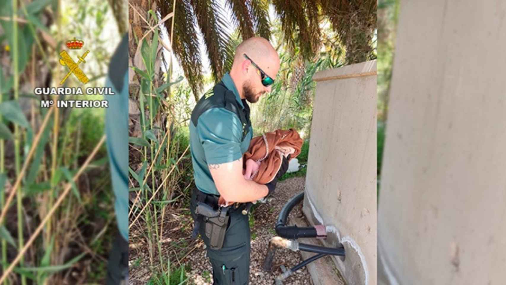 Un agente de la Guardia Civil con el bebé recién nacido / CEDIDA