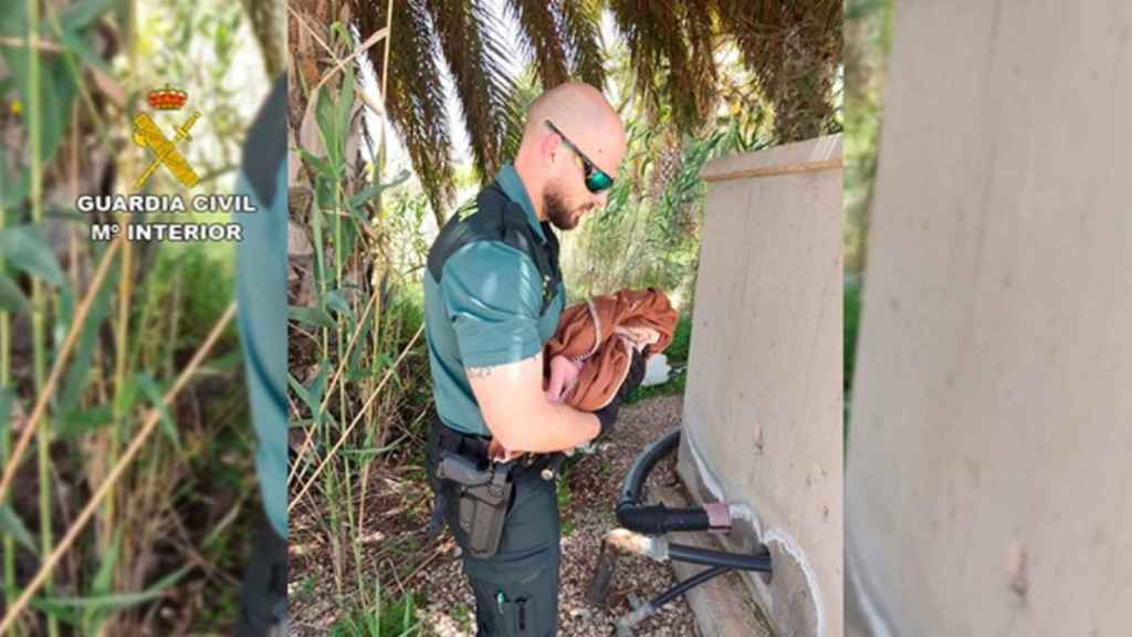 Un agente de la Guardia Civil con el bebé recién nacido / CEDIDA