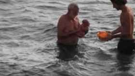 Una foto de archivo del bebé recién nacido en el Mar Rojo