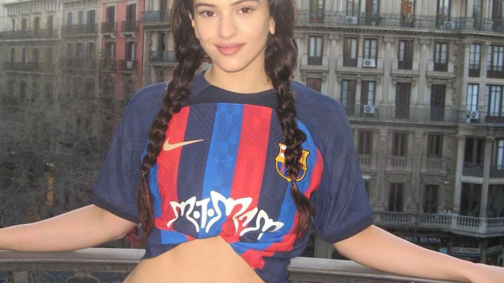 Rosalía, posando con su nueva camiseta especial del FC Barcelona / FCB