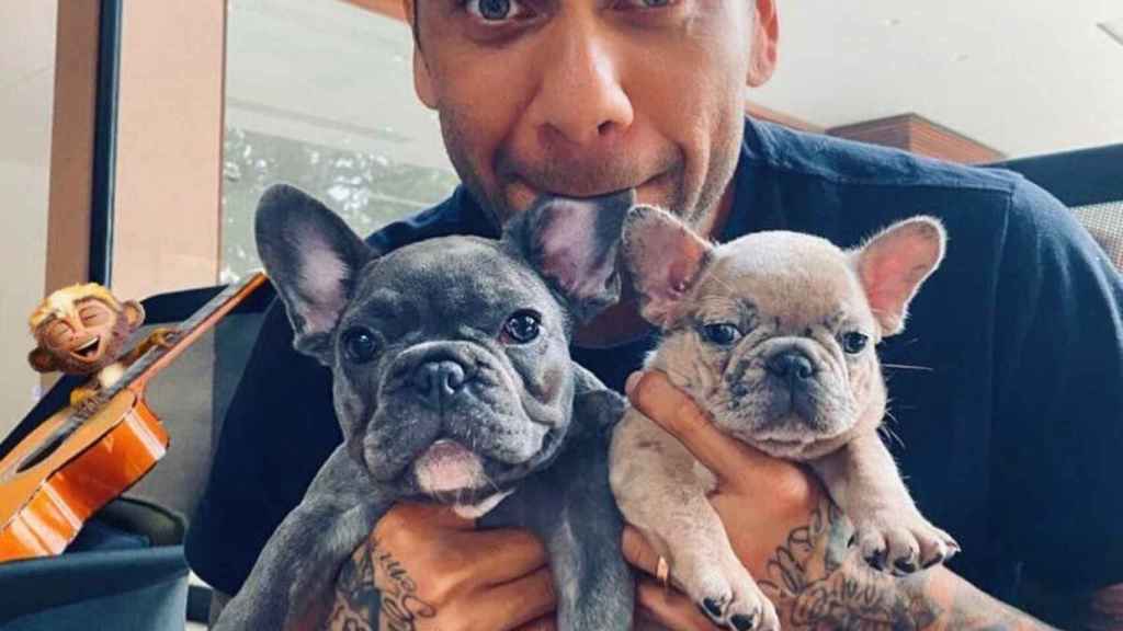 Dani Alves con sus dos frenchies bebés