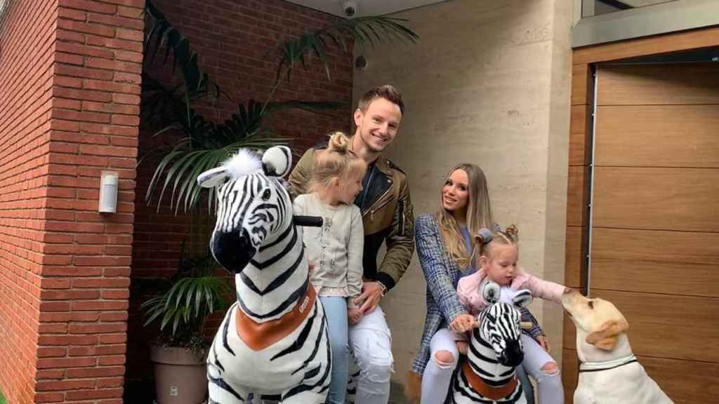 Ivan Rakitic y Raquel Mauri jugando con sus hijas