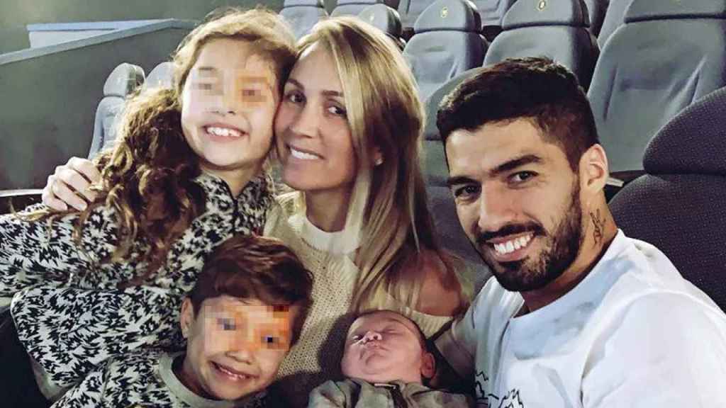 Luis Suárez, Sofía Balbi y sus hijos en el cine / INSTAGRAM