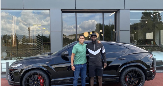 Umtiti con su nuevo Lamborghini