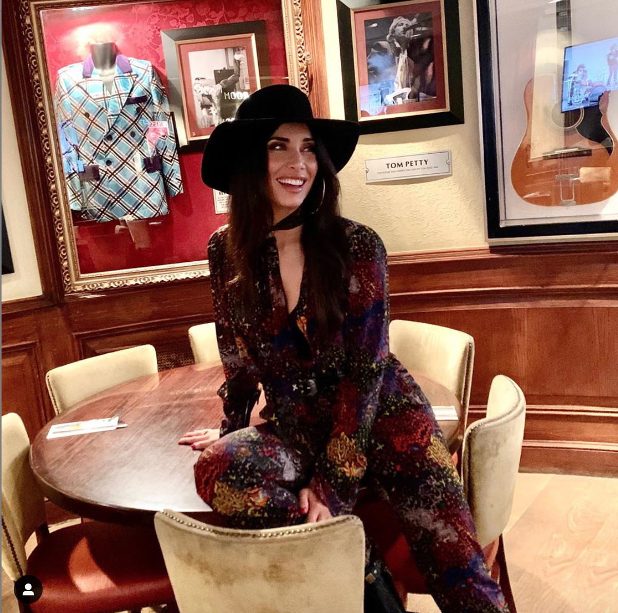 Pilar Rubio evento traje de colores