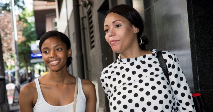 Erika do Rosario y su madre en un juzgado de Madrid / EFE