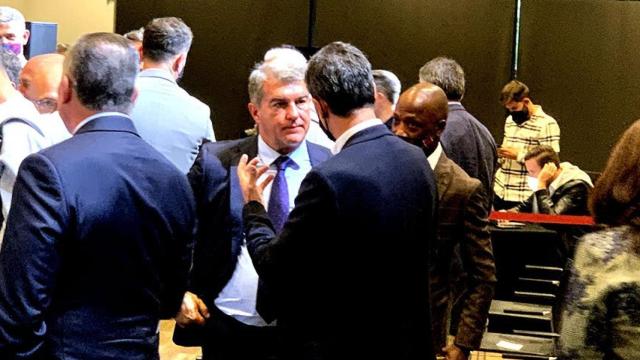 Joan Laporta, Reverter y Bori Fati conversan mientras al fondo trabajan varios periodistas / CM