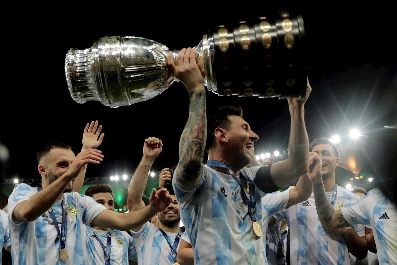 Leo Messi levanta la Copa América de 2021 / EFE