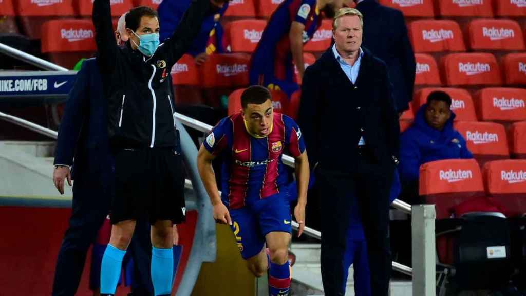 Ronald Koeman dando entrada a Sergiño Dest en el partido contra el Sevilla / Redes