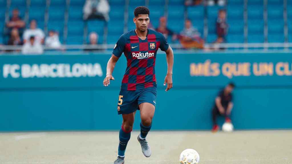 Ronald Araújo jugando con el Barça B / FC Barcelona