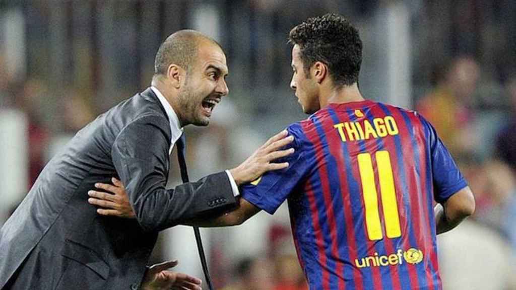 Thiago Alcántara junto a Guardiola en el Barça  / EFE