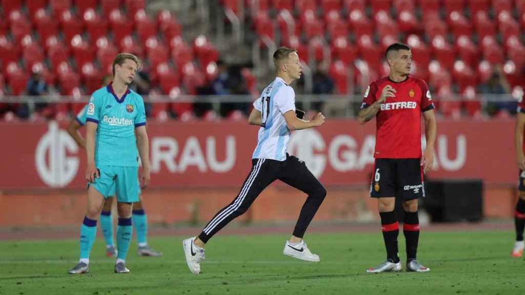 Frenkie de Jong observando al espontáneo /EFE