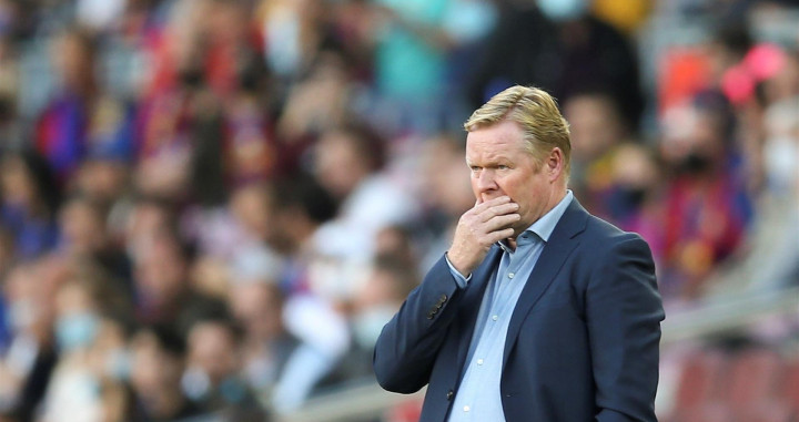 Ronald Koeman, cabizbajo durante el Barça-Real Madrid, fue increpado por varios aficionados al abandonar el Camp Nou / EFE