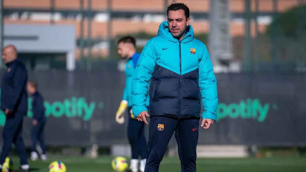 Xavi Hernández, dirigiendo uno de los entrenamientos del Barça, antes de Navidad / FCB