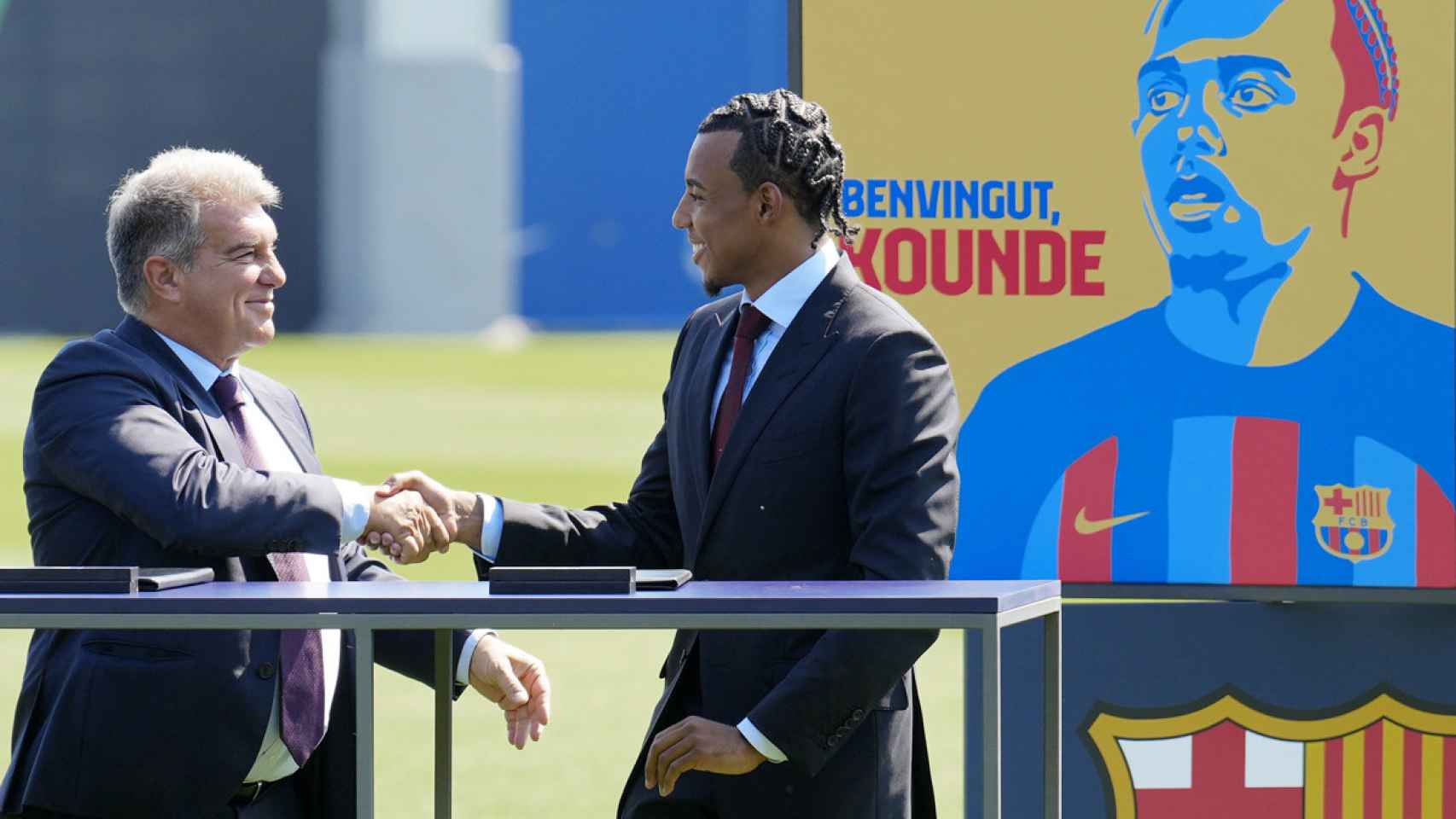 Jules Koundé y Joan Laporta, dándose la mano durante la presentación oficial en el Barça / EFE