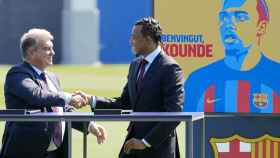 Jules Koundé y Joan Laporta, dándose la mano durante la presentación oficial en el Barça / EFE