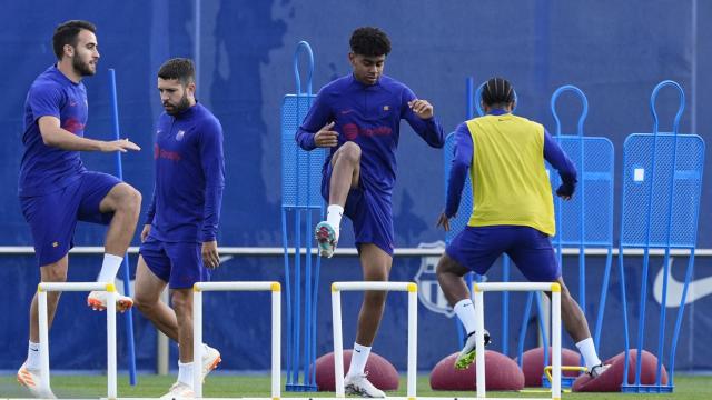Lamine Yamal, durante un entrenamiento con el primer equipo del Barça / EFE