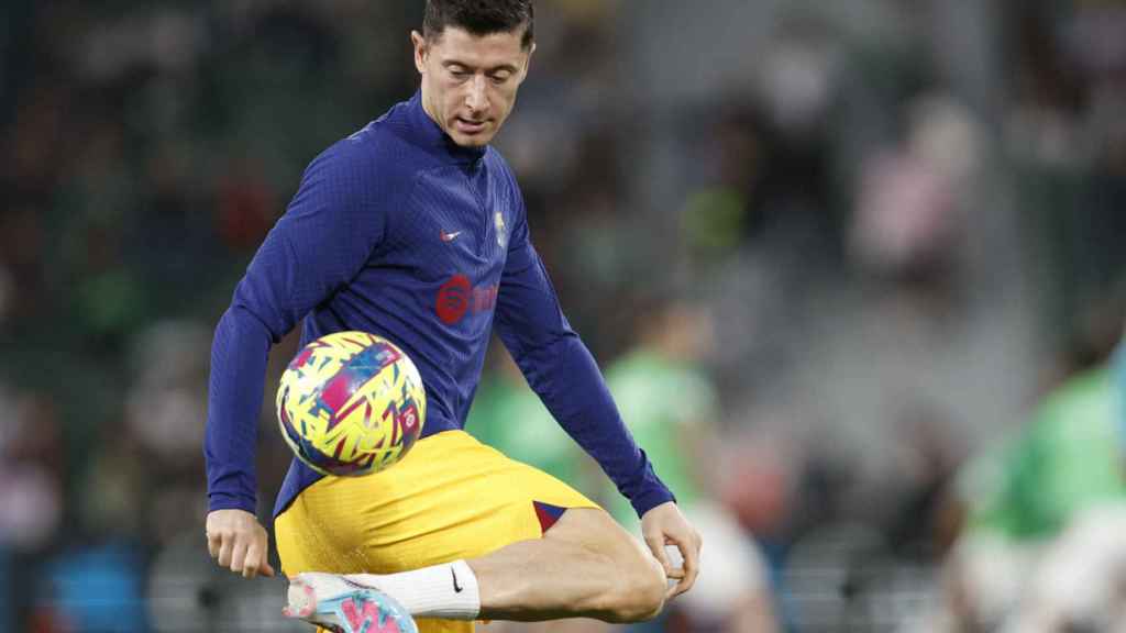 Robert Lewandowski, durante un calentamiento con el FC Barcelona / EFE