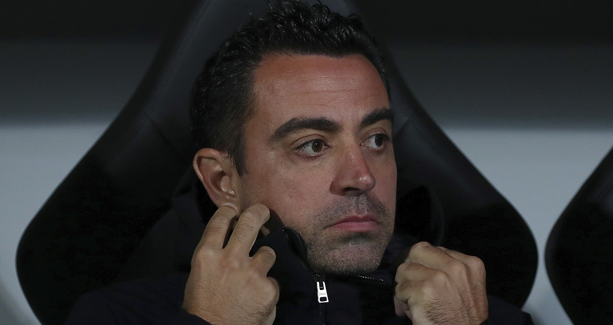 Xavi Hernández, contempla el partido del Barça contra el Viktoria Plzen / EFE