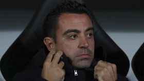 Xavi Hernández, contempla el partido del Barça contra el Viktoria Plzen / EFE