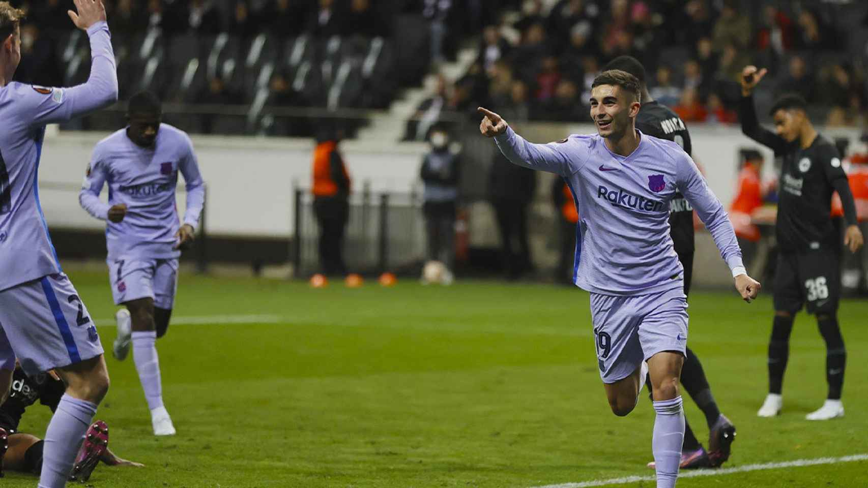 Ferran Torres dedica al asistente De Jong su gol al Eintracht de Frankfurt / EFE