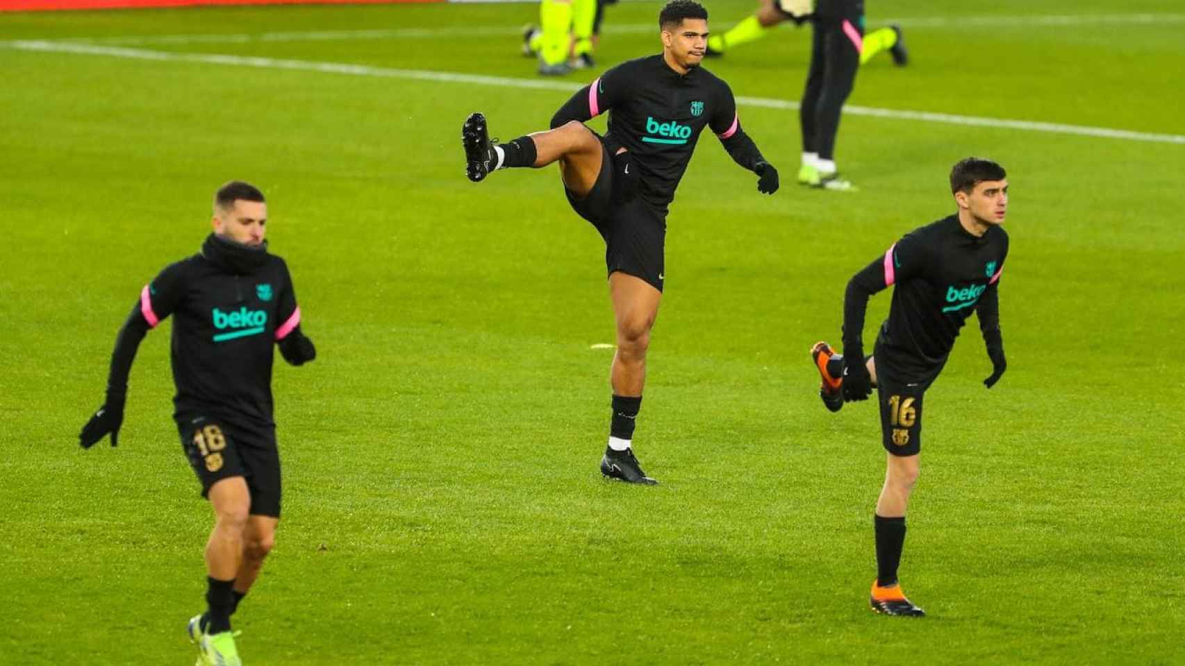 Los jugadores del Barça calentando en Granada / FC Barcelona