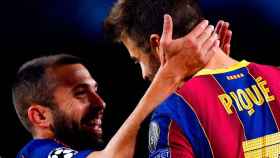 Jordi Alba felicita a Gerard Piqué por su gol al Dinamo de Kiev / EFE