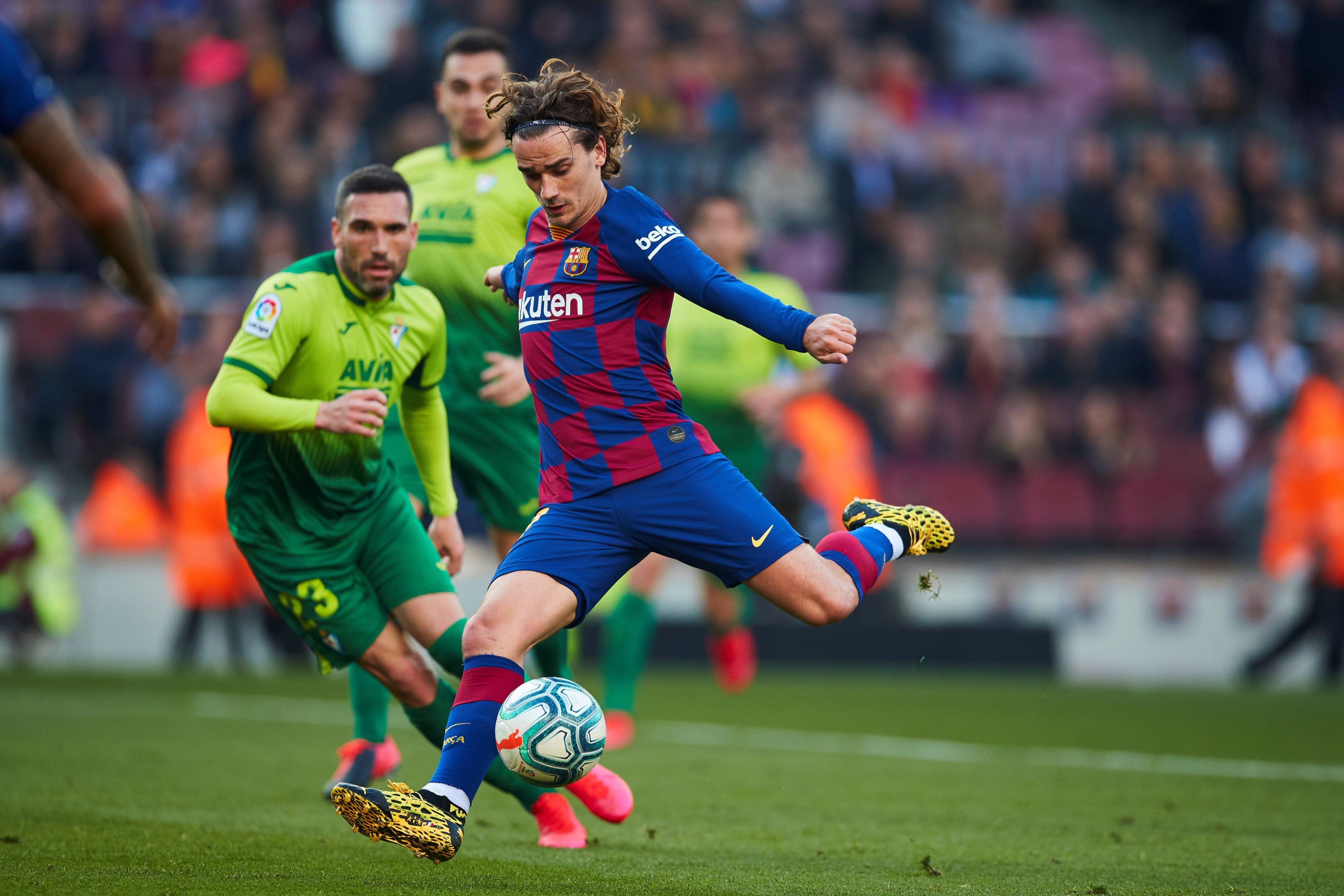 Griezmann en una acción anten el Eibar / EFE