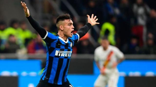 Lautaro Martínez protesta una acción en un partido del Inter de Milán | EFE