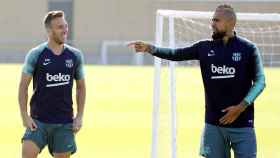 Arthur Melo y Arturo Vidal en un entrenamiento del Barça / FC Barcelona