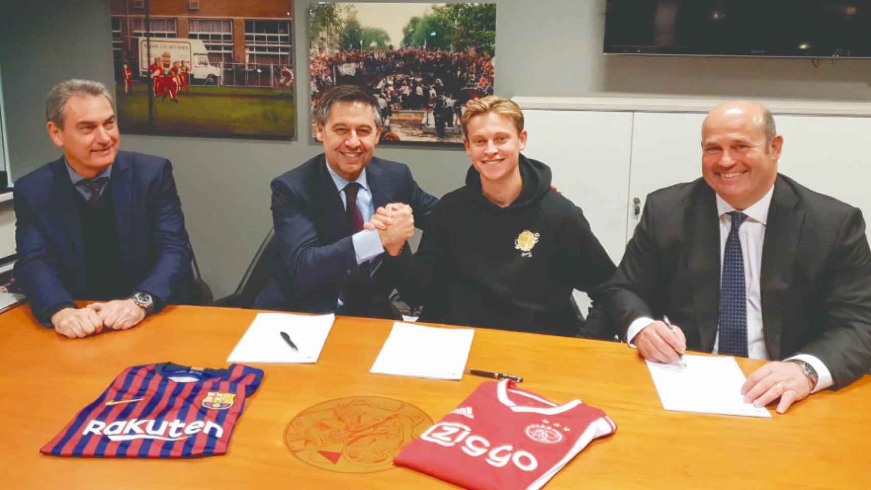 Pep Segura, Bartomeu, Óscar Grau (Barça) y De Jong en la firma del acuerdo / TWITTER