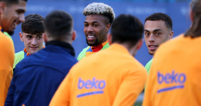 Gavi, Adama y Sergiño Dest, durante un entrenamiento del Barça / FCB